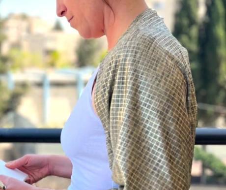 עליונית זהובה אלגנטית לערב – השכבה שמשלימה את הלוק