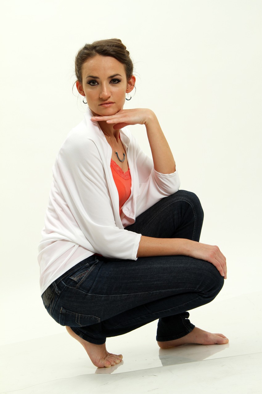 עליונית קרדיגן לבנה